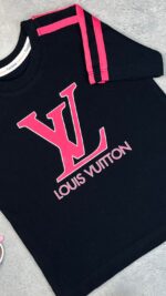 کد ۱۱۲۸ سایز ۶۰ تا ۶۵ تیشرت تک پسرانه طرح LV پارچه یکرو پنبه با کیفیت عالی - Image 2