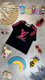 کد ۱۱۲۸ سایز ۵۰ تا ۵۵ تیشرت تک پسرانه طرح LV پارچه یکرو پنبه با کیفیت عالی