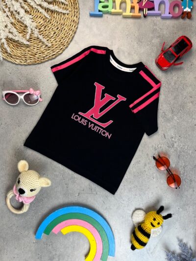 کد ۱۱۲۸ سایز ۵۰ تا ۵۵ تیشرت تک پسرانه طرح LV پارچه یکرو پنبه با کیفیت عالی