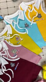 کد ۹۶۱ سایز ۴۰ تا ۴۵ تاپ یقه بندی دخترانه با دامن کمر غلفتی طرح نوشته رنگی پارچه کش پنبه و کش اسپان با کیفیت عالی - Image 2