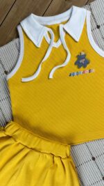 کد ۹۶۱ سایز ۳۰ تا ۳۵ تاپ یقه بندی دخترانه با دامن کمر غلفتی طرح نوشته رنگی پارچه کش پنبه و کش اسپان با کیفیت عالی - Image 4