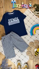 کد ۵۳۵۲ سایز ۴۵/۵۰/۵۵ تیشرت شلوارک پسرانه طرح FENDI پارچه پنبه سوپر با شلوارک جیب دار کمر غلفتی پارچه فندی کامپیوتری با کیفیت عالی