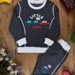 کد ۳۵۶۴ سایز ۵۰ تا ۵۵ بلوز شلوار پسرانه طرح ماشین پارچه جودون جناقی گرم بالا با کیفیت عالی